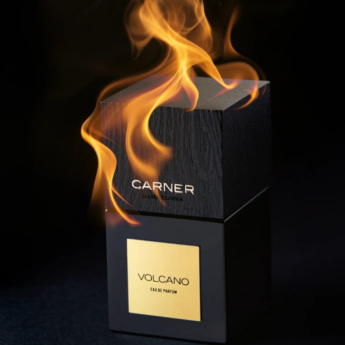 Carner Barcelona - Black Collection - Volcano Parfümflakon mit Flammen und dunklem Holzdesign vor schwarzem Hintergrund
