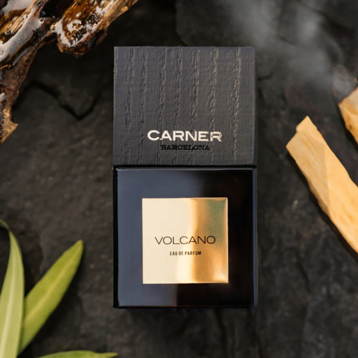 Carner Barcelona - Black Collection - Volcano Parfüm in schwarzem Flakon mit goldfarbener Plakette auf schwarzem Hintergrund