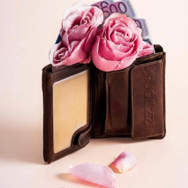 Fugazzi - Cash Flower dunkelbraunes Lederportemonnaie mit rosa Rosenblüten und Euro-Geldschein vor hellem Hintergrund
