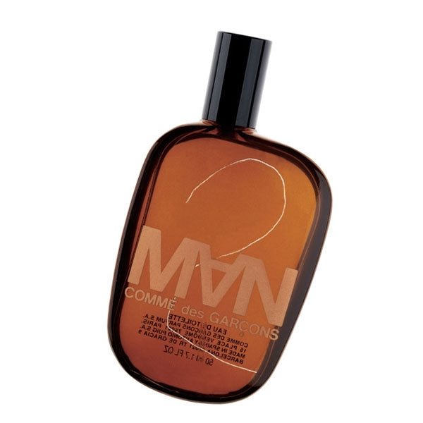 Comme des Garçons - 2 MAN Parfumflakon in transparentem braun mit schwarzem Sprühkopf und minimalistischer Typografie