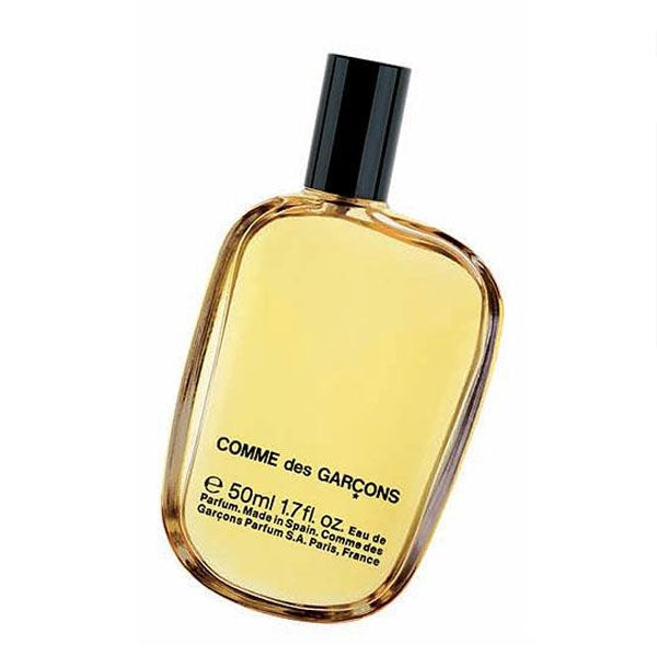 Comme des Garçons - Eau de Parfum Flakon mit schlichtem Design und bernsteinfarbener Flüssigkeit für intensive Sinneserfahrung