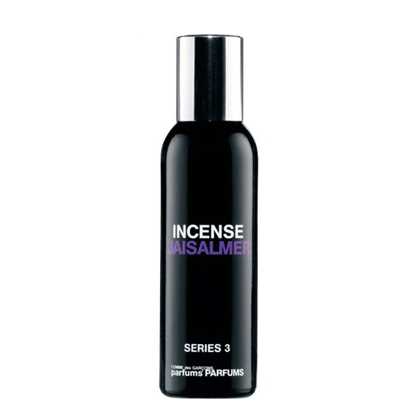 Comme des Garçons - Series 3: Incense - Jaisalmer Parfumflakon in schlichtem schwarz mit silbernem Deckel und violettem Schriftzug