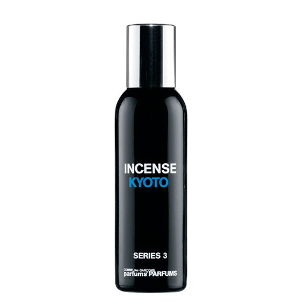 Comme des Garçons - Series 3: Incense - Kyoto Flakon in schlichtem schwarz mit silbernem Verschluss und blauem Schriftzug