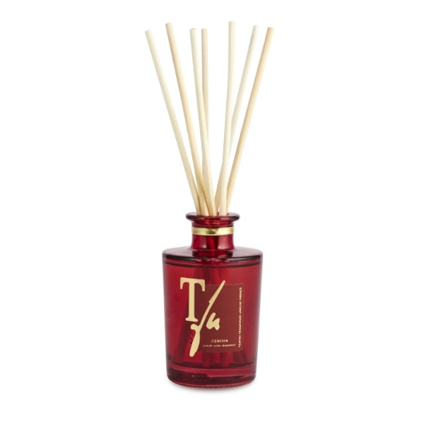 Teatro - Luxury Collection - Ceresia - Diffusor roter Glasflakon mit goldfarbenem Schriftzug und diffuser Stäbchen auf weißem Hintergrund