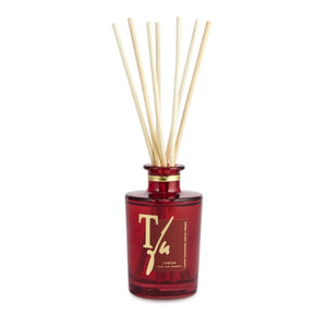 Teatro - Luxury Collection - Ceresia - Diffusor roter Glasflakon mit goldfarbenem Schriftzug und diffuser Stäbchen auf weißem Hintergrund