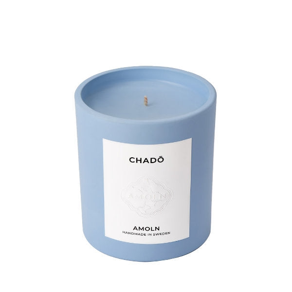 AMOLN Candles - Chado - Duftkerze in pastellblauem Gefäß mit minimalistischem weißem Etikett vor weißem Hintergrund