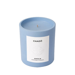 AMOLN Candles - Chado - Duftkerze in pastellblauem Gefäß mit minimalistischem weißem Etikett vor weißem Hintergrund