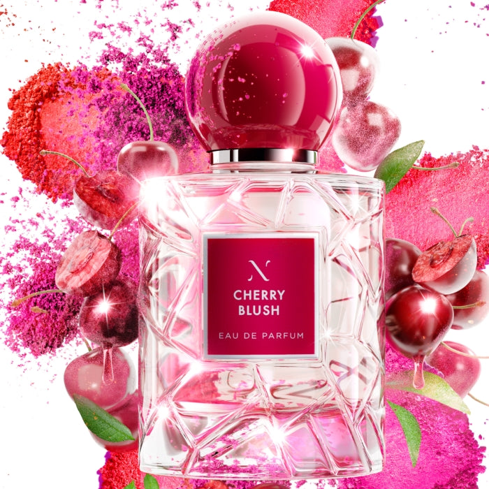 Les Sœurs de Noé - Cherry Blush Parfumflakon in klarem Glas mit kirschrotem Verschluss und fruchtiger Dekoration