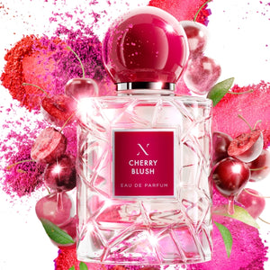 Les Sœurs de Noé - Cherry Blush Parfumflakon in klarem Glas mit kirschrotem Verschluss und fruchtiger Dekoration
