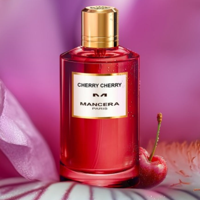 Mancera - Cherry Cherry roter Flakon mit goldenem Verschluss und frischer Kirsche vor pinkem Hintergrund