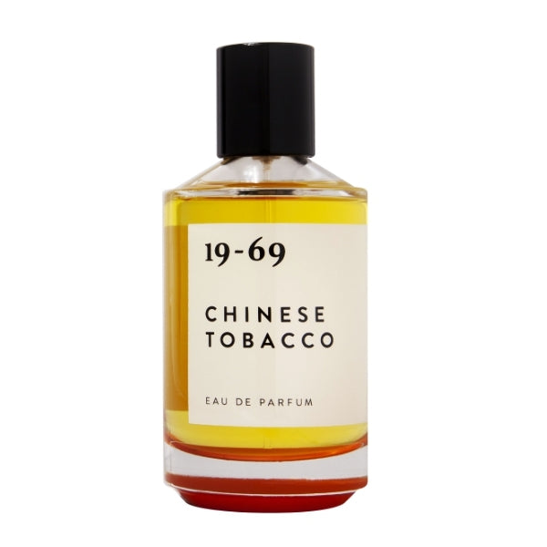 19-69 - Chinese Tobacco Parfumflakon mit bernsteinfarbener Flüssigkeit und schlichter Etikettgestaltung vor weißem Hintergrund
