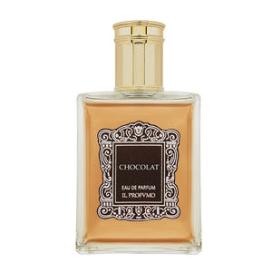 Il Profumo - Chocolat Parfumflakon mit bernsteinfarbener Flüssigkeit und kunstvollem Etikett vor weißem Hintergrund