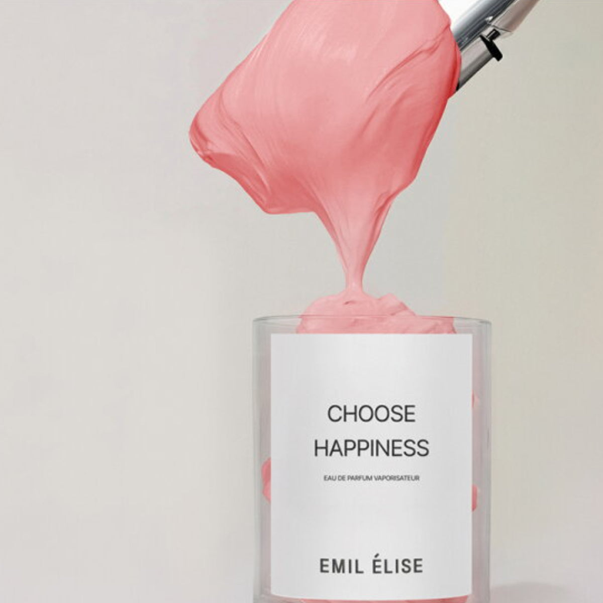 Emil Élise - choose happiness cremige rosa Textur wird mit Löffel in einem klaren Glasgefäß gezeigt