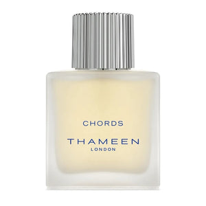 Thameen - Britologne Collection - Chords Parfumflakon mit mattem Glas und silbernem, gerilltem Verschluss vor weißem Hintergrund