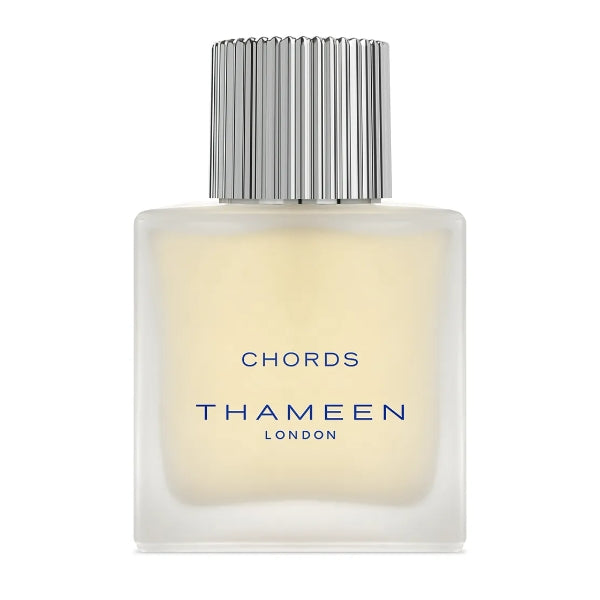 Thameen - Britologne Collection - Chords Parfumflakon mit mattem Glas und silbernem, gerilltem Verschluss vor weißem Hintergrund