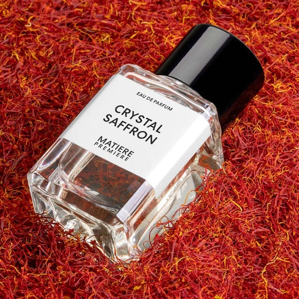 Matière Première - Crystal Saffron zeigt eleganten Flakon mit schwarzem Deckel eingebettet in Safranfäden