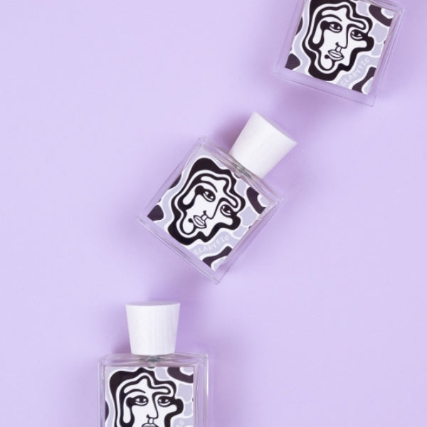 Carl Kling Parfums - Clary Fig Design mit abstraktem Gesichtsmotiv auf quadratischem Flakon vor hellviolettem Hintergrund