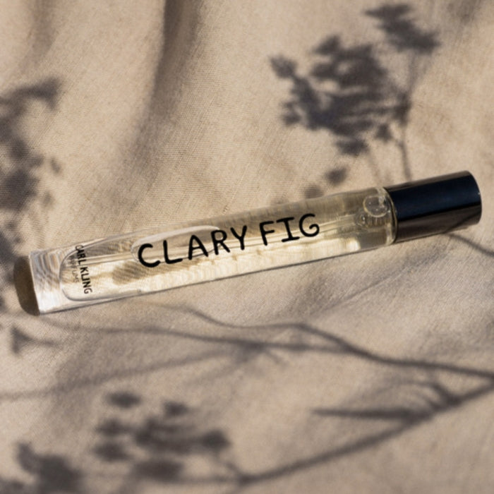 Carl Kling Parfums - Clary Fig schlanker Flakon mit handgeschriebenem Schriftzug auf naturfarbenem Stoff mit Schattenwurf