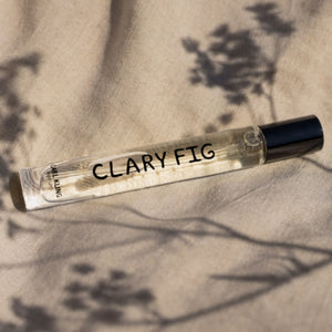 Carl Kling Parfums - Clary Fig schlanker Flakon mit handgeschriebenem Schriftzug auf naturfarbenem Stoff mit Schattenwurf