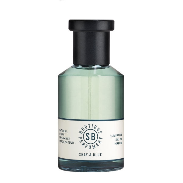 Shay & Blue - Clementine Parfumflakon mit grünlichem Inhalt und schlichtem Etikett vor weißem Hintergrund