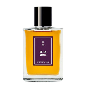 Une Nuit Nomade - Une Nuit au Cap - Click Song Parfumflakon mit dunklem Verschluss und bernsteinfarbener Flüssigkeit vor weißem Hintergrund