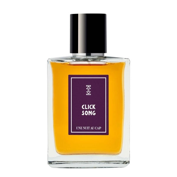 Une Nuit Nomade - Une Nuit au Cap - Click Song Parfumflakon mit dunklem Verschluss und bernsteinfarbener Flüssigkeit vor weißem Hintergrund