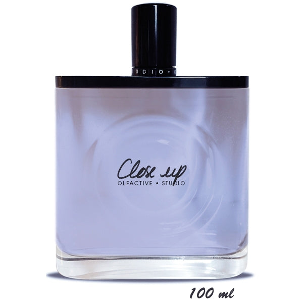 Olfactive Studio - Close Up Parfumflakon mit schwarzem Verschluss und transparentem, leicht violettem Glasdesign vor weißem Hintergrund
