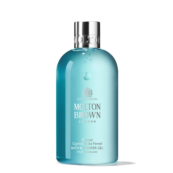 Molton Brown - Coastal Cypress & Sea Fennel - Bath & Shower Gel in türkisblauer Flasche mit silbernem Deckel vor weißem Hintergrund