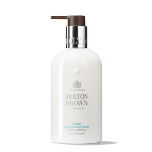 Molton Brown - Coastal Cypress & Sea Fennel - Body Lotion in weißem Flakon mit silbernem Pumpspender