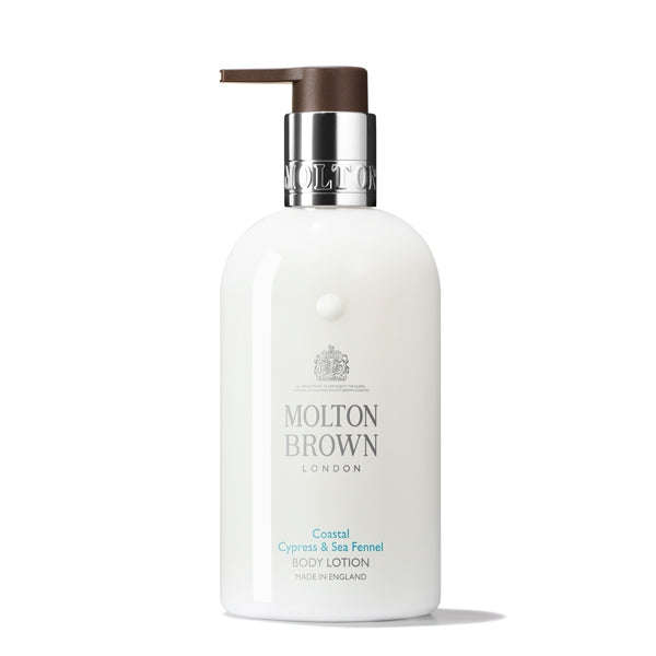 Molton Brown - Coastal Cypress & Sea Fennel - Body Lotion in weißem Flakon mit silbernem Pumpspender