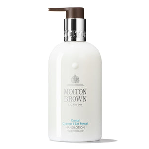 Molton Brown - Coastal Cypress & Sea Fennel Hand Lotion weiße Flasche mit braunem Pumpspender auf weißem Hintergrund