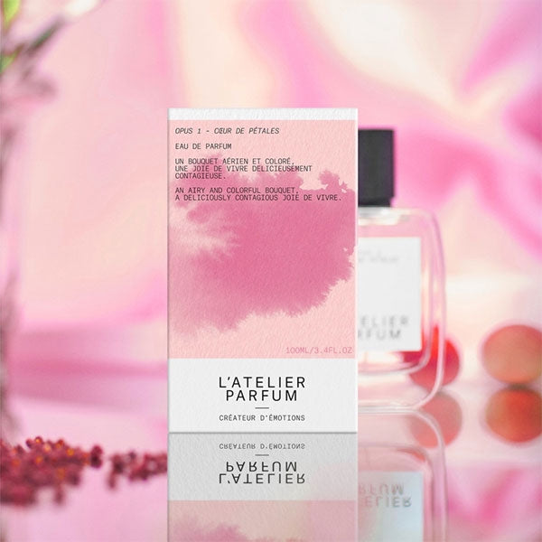 L'Atelier Parfum - Opus 1 - Coeur de Pétales Verpackung in Rosa mit floraler Aquarellillustration vor zartem Hintergrund