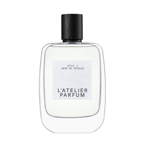 L'Atelier Parfum - Opus 1 - Coeur de Pétales klare Flasche mit schwarzem Holzverschluss vor weißem Hintergrund