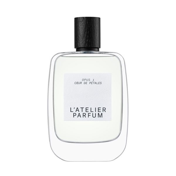 L'Atelier Parfum - Opus 1 - Coeur de Pétales klare Flasche mit schwarzem Holzverschluss vor weißem Hintergrund