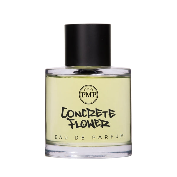 Atelier PMP - Concrete Flower Parfumflakon mit klarem Glas, schwarzem Schraubverschluss und hellgelber Flüssigkeit vor weißem Hintergrund