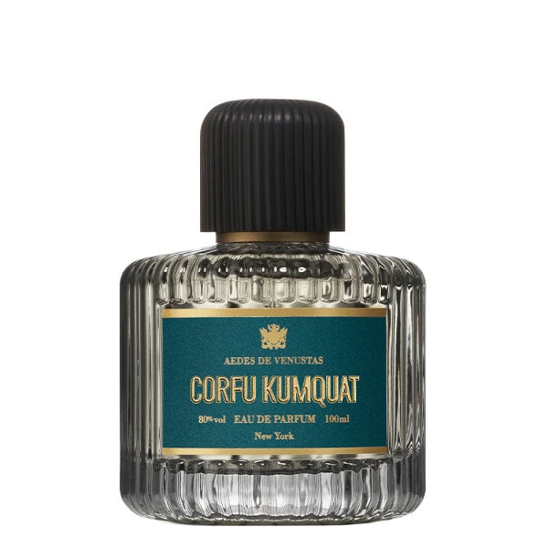 Aedes de Venustas - Corfu Kumquat Parfumflakon mit geriffeltem Glas und dunkelgrünem Etikett vor hellem Hintergrund