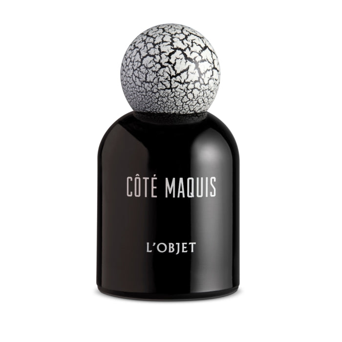 L'Objet - Côté Maquis Parfumflakon in tiefschwarzem Glas mit markantem weiß-rissigem Kugelverschluss elegant präsentiert