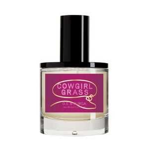 D.S. & Durga - Cowgirl Grass Parfumflakon mit schlichtem, rundem Glas und farbintensivem Etikett in lila und Goldschrift