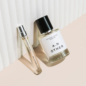 A.N. OTHER - Crushed Velvet Parfümflakons minimalistisch gestaltet mit schwarzem Verschluss vor hellen Hintergrundelementen