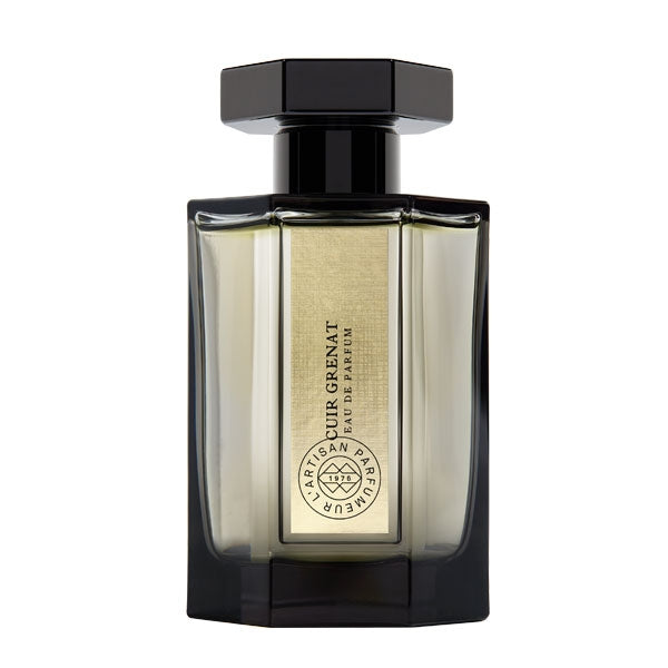 L'Artisan Parfumeur - Les Merveilles - Cuir Grenat zeigt eleganten Flakon mit dunklem Deckel und beigem Etikett vor weißem Hintergrund