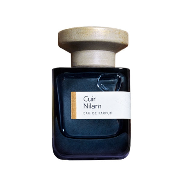 Atelier Materi - Cuir Nilam Parfumflakon in tiefem Blau mit hellem, abgerundetem Holzverschluss vor weißem Hintergrund