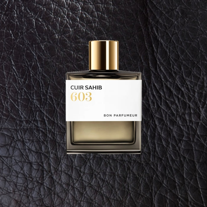 Bon Parfumeur - Les Extraits - 603 Cuir Sahib Flakon mit goldenem Verschluss auf Lederhintergrund