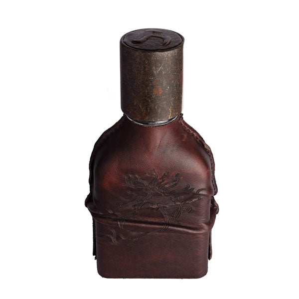 Orto Parisi - Cuoium Parfumflakon mit vintage Lederhülle und rostigem Metallverschluss vor weißem Hintergrund