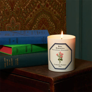 Carrière Frères - Damask Rose - Rosa Damascena - Duftkerze im weißem Glas mit floralem Rosenmotiv auf hölzernem Tisch
