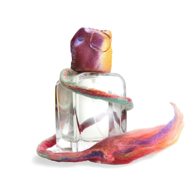 Mendittorosa - Odori d'Anima Collection - Daymon Parfumflakon mit farbigem, skulpturalem Deckel und filzigem Band vor weißem Hintergrund