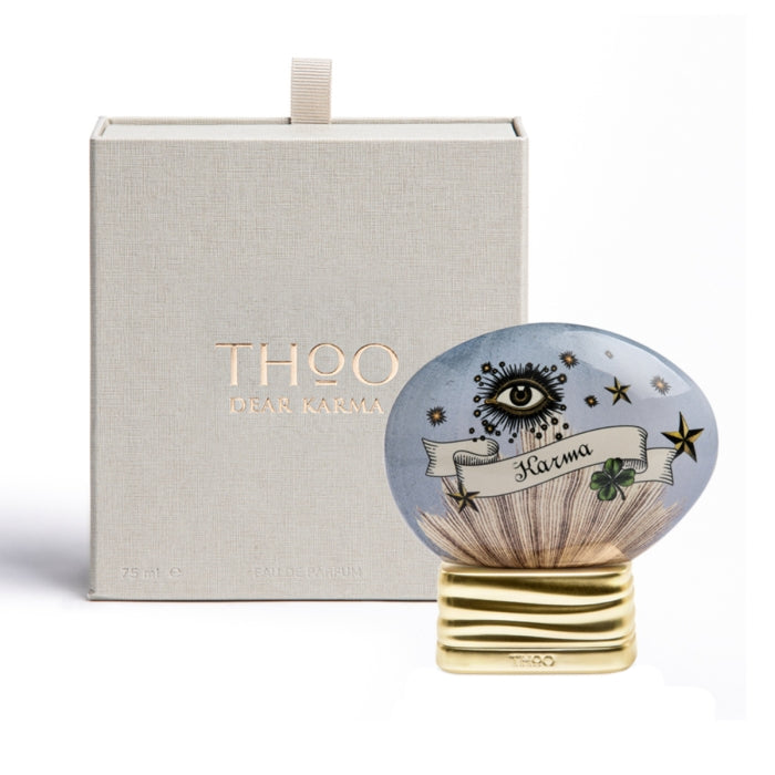 THoO - Crazy Collection - Dear Karma zeigt dekorativen Flakon mit Auge und Sternen vor edler Verpackung in Beige