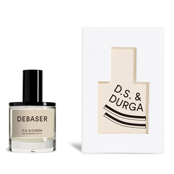 D.S. & Durga - Debaser Parfümflakon mit schwarzem Verschluss neben weißer Verpackung mit gestempeltem Logo