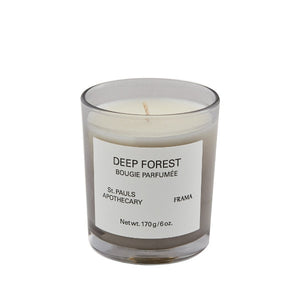 FRAMA - Deep Forest - Duftkerze im klaren Glas mit zurückhaltendem Etikett vor schlichtem weißem Hintergrund