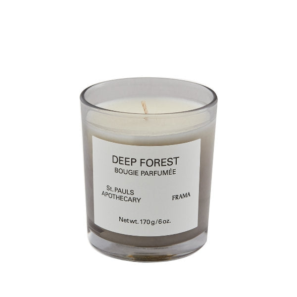 FRAMA - Deep Forest - Duftkerze im klaren Glas mit zurückhaltendem Etikett vor schlichtem weißem Hintergrund