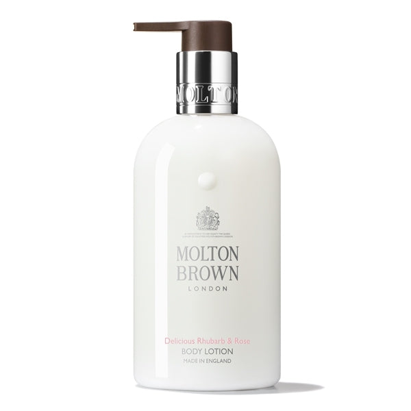 Molton Brown - Delicious Rhubarb & Rose Body Lotion im weißen Spenderflakon mit braunem Pumpverschluss und silbernem Ring
